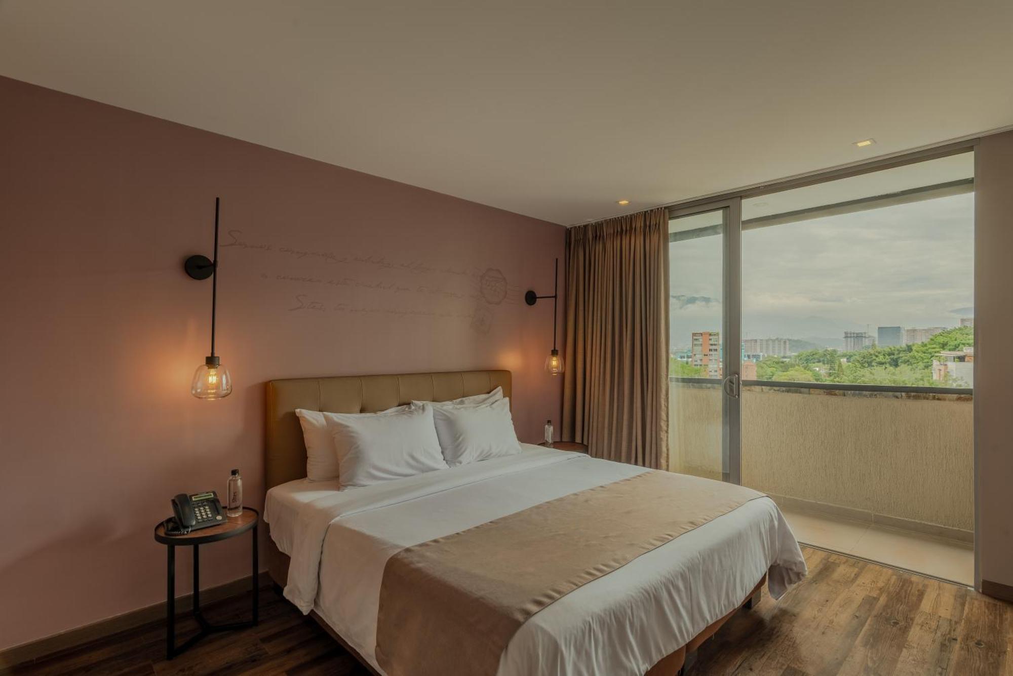 فندق سايتس ميديلين المظهر الخارجي الصورة A bedroom at the hotel