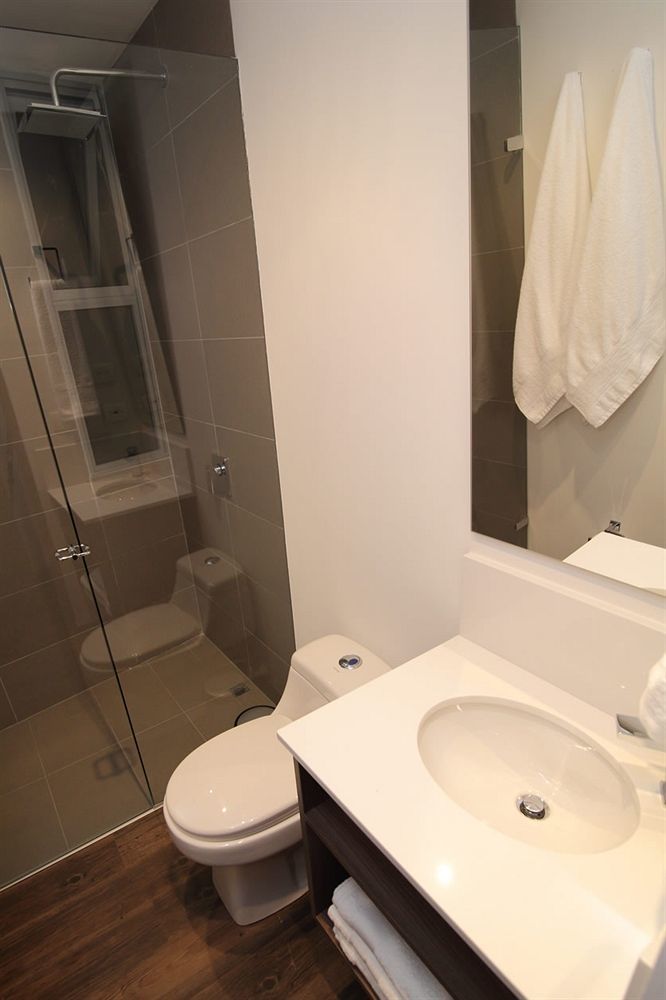 فندق سايتس ميديلين المظهر الخارجي الصورة A shower with a sliding door