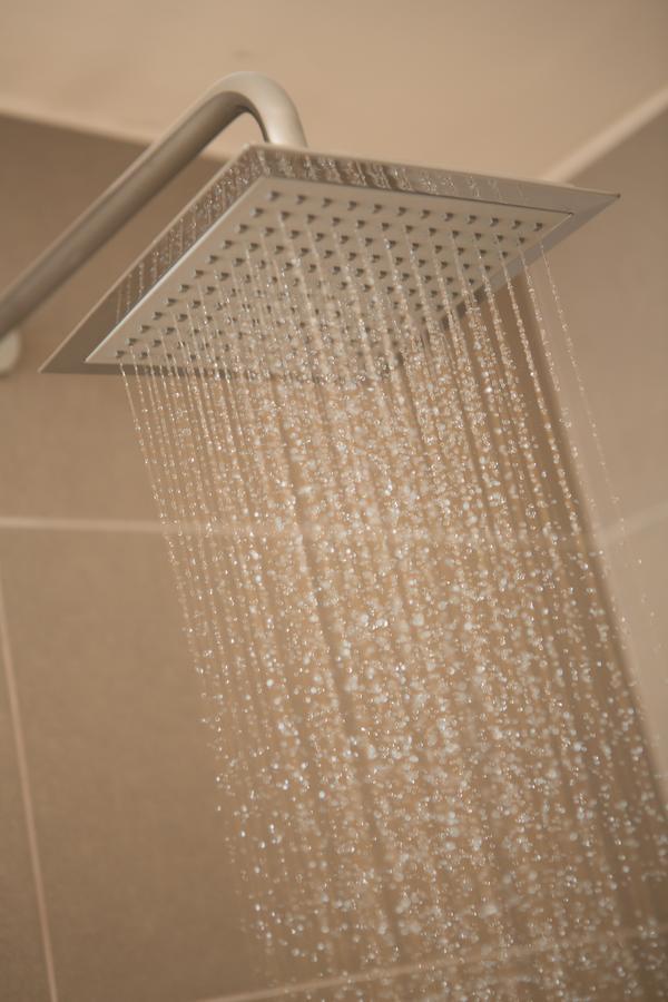 فندق سايتس ميديلين المظهر الخارجي الصورة A shower in operation