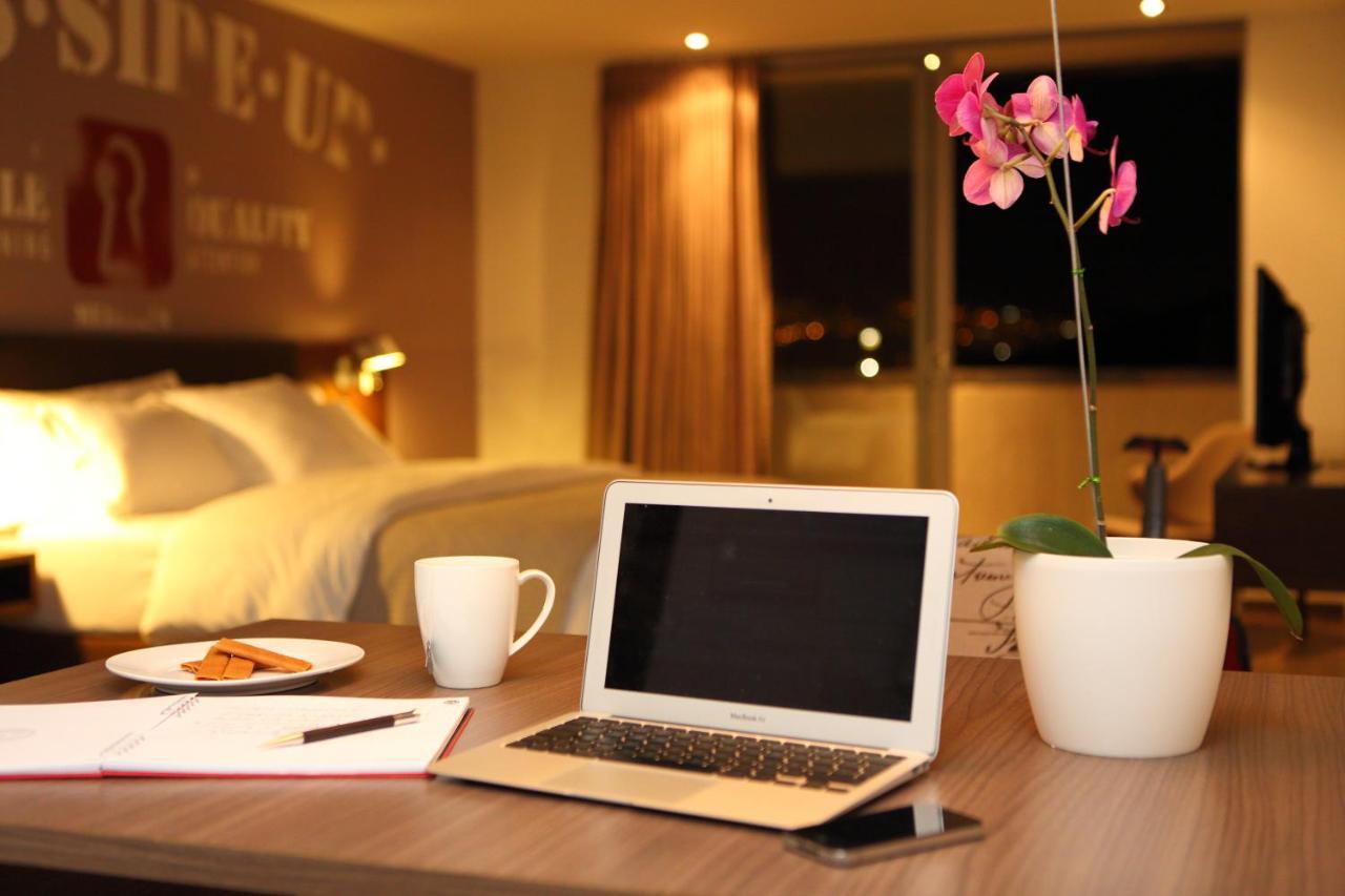 فندق سايتس ميديلين المظهر الخارجي الصورة A laptop computer